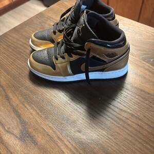 Nike Air Jordan 1 Mid SE Metallic Gold Black Basketball Shoes Size (Women’s 8)